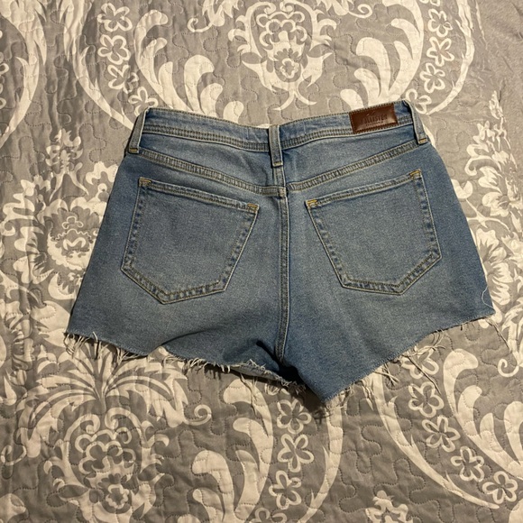 Hollister cut off Jean shorts - Picture 2 of 4